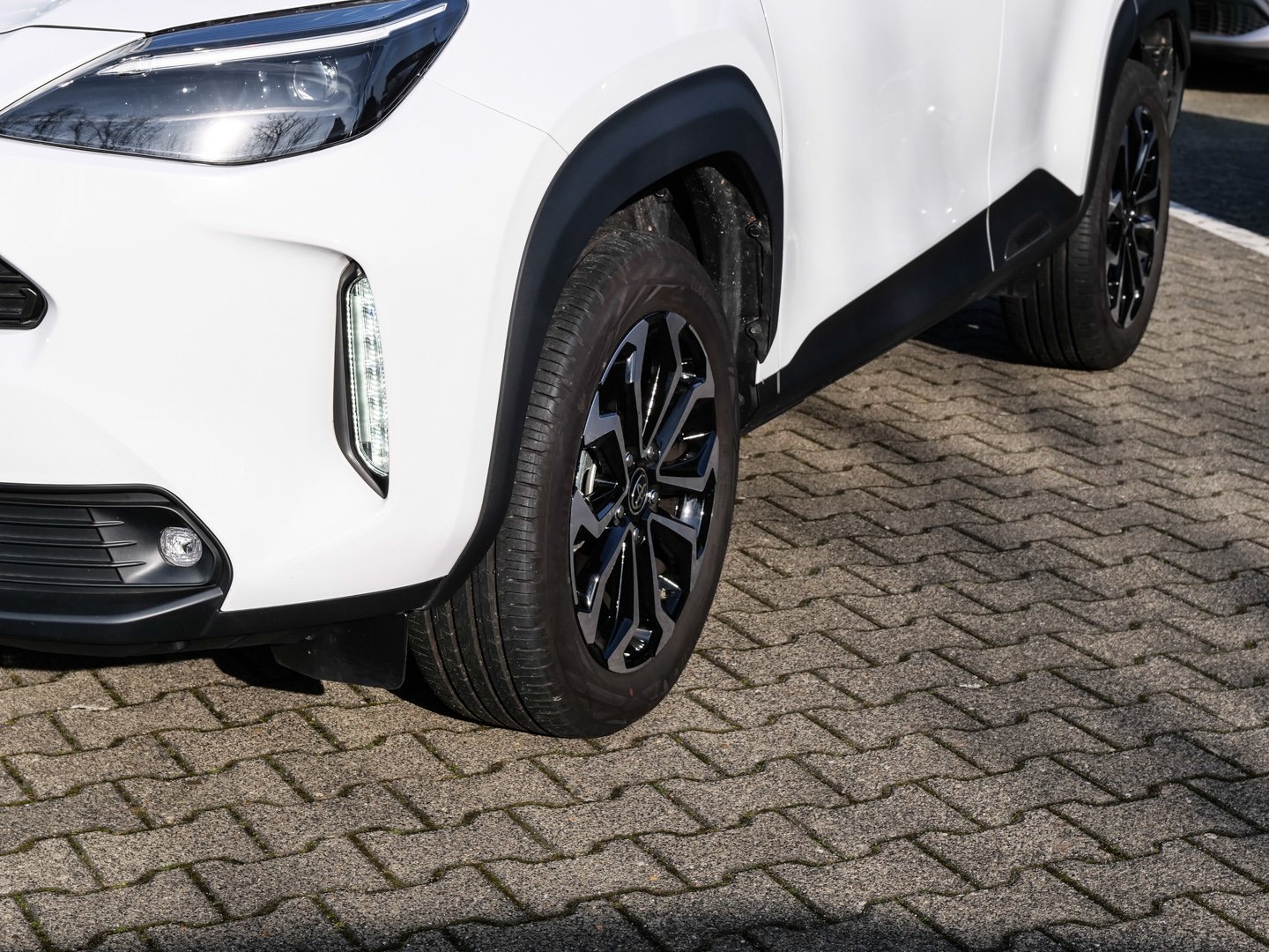 Foto 1 - Yaris Cross - 1.5 l 4x2 HY Winter Paket, weiß