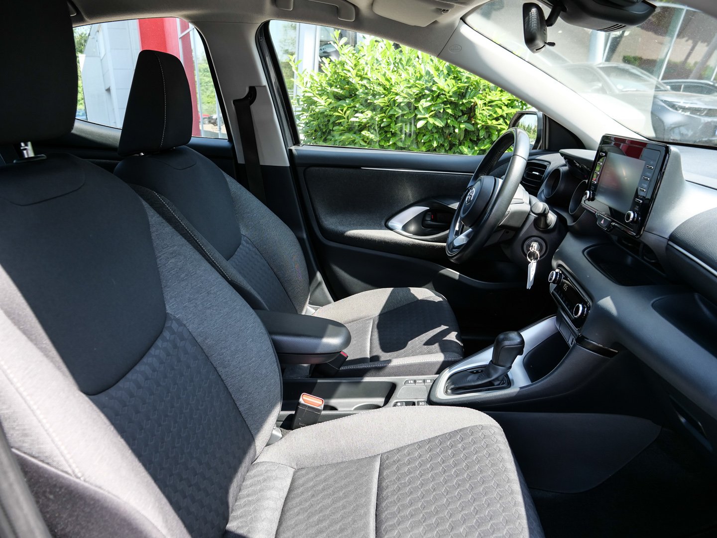 Foto 1 - Toyota Yaris Hybrid Team D Apple/Android DAB 16, Marlingrau