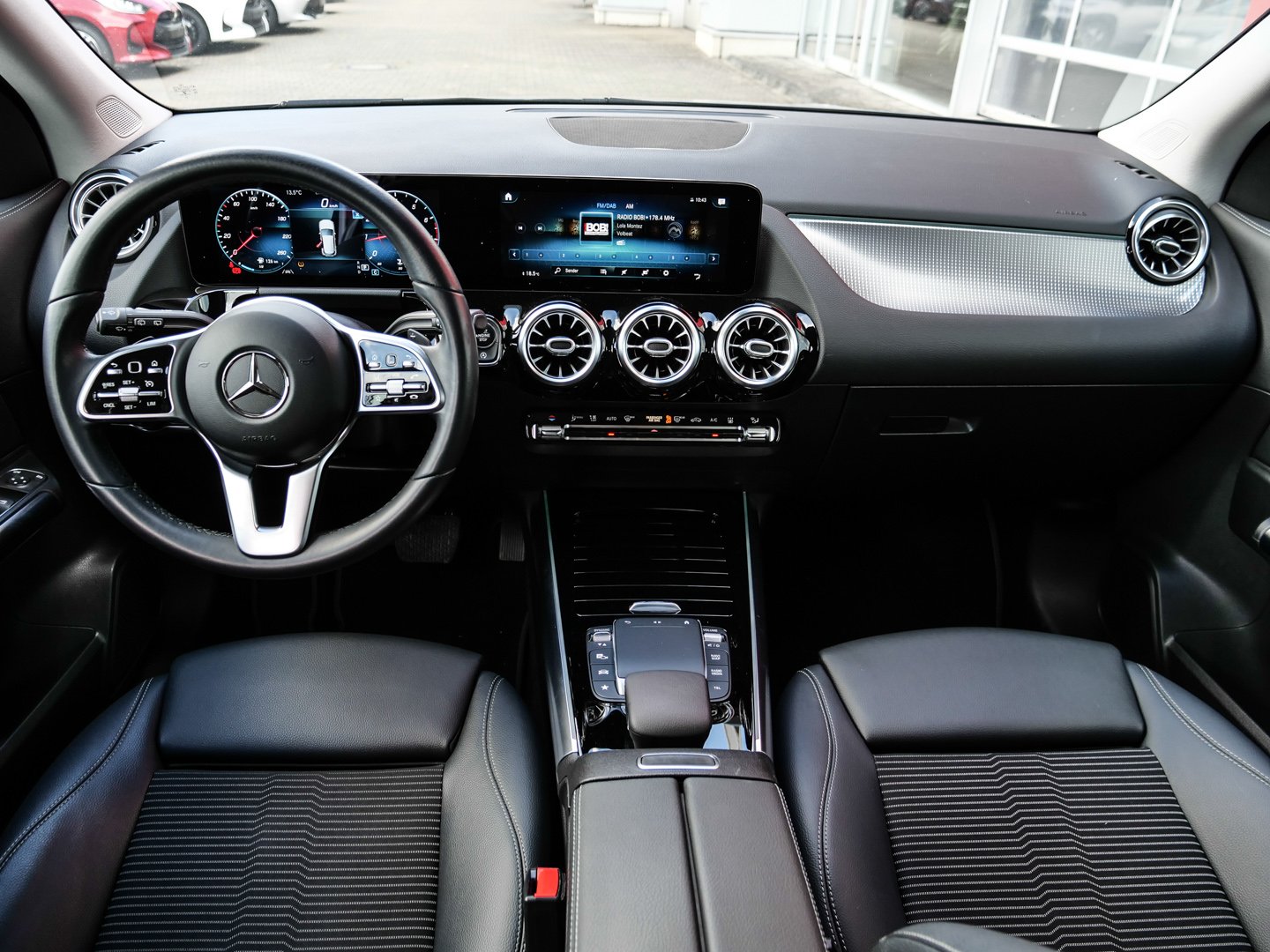 Foto 1 - Mercedes-Benz GLA 200 7G-DCT 7Gang Automatik, Mountaingrau-Met