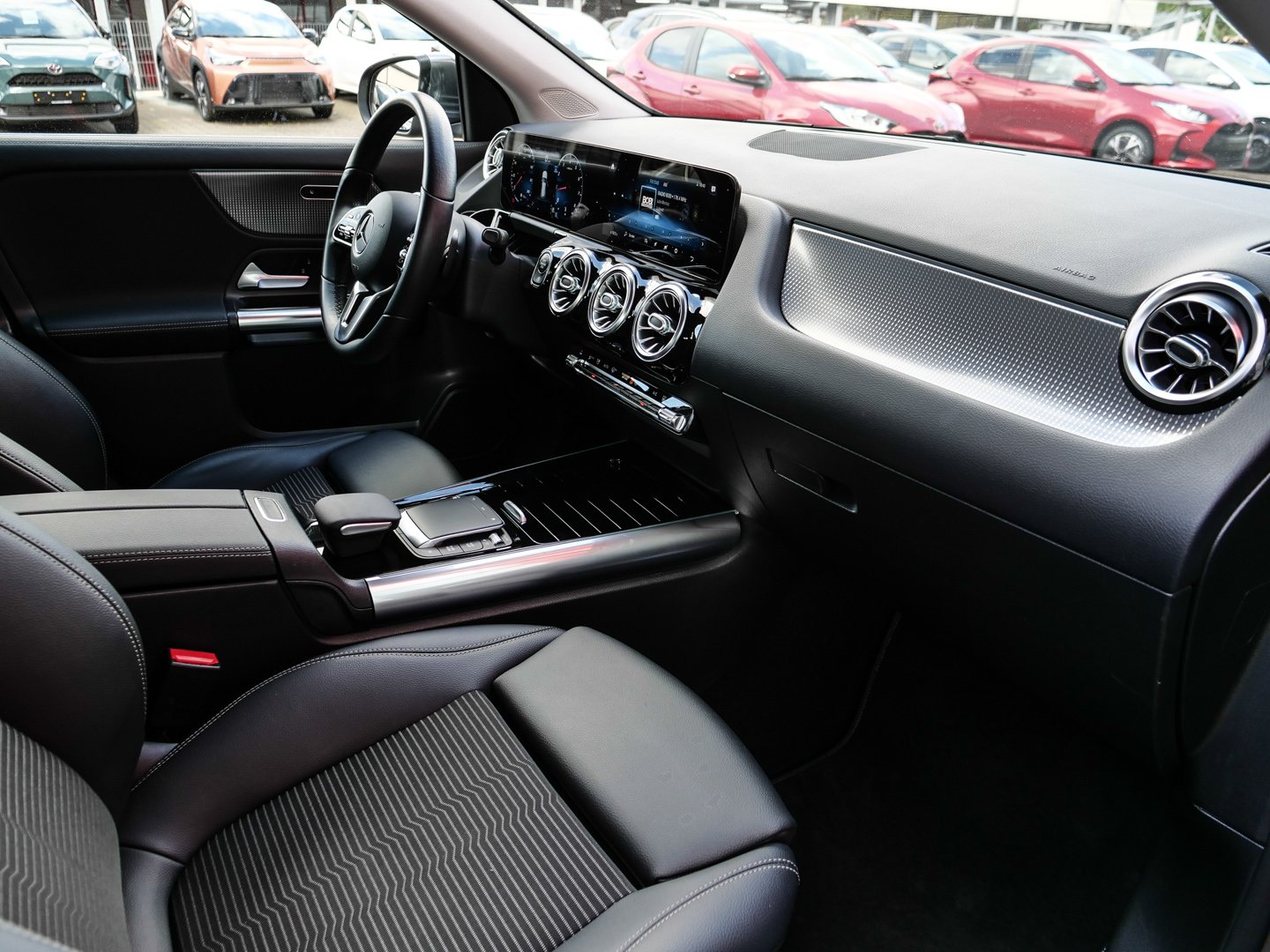 Foto 1 - Mercedes-Benz GLA 200 7G-DCT 7Gang Automatik, Mountaingrau-Met