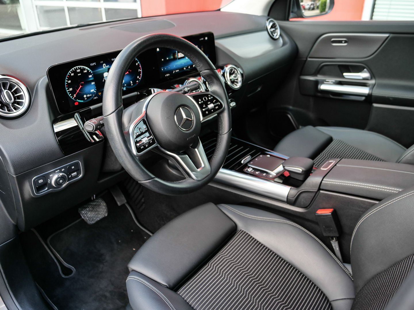 Foto 1 - Mercedes-Benz GLA 200 7G-DCT 7Gang Automatik, Mountaingrau-Met